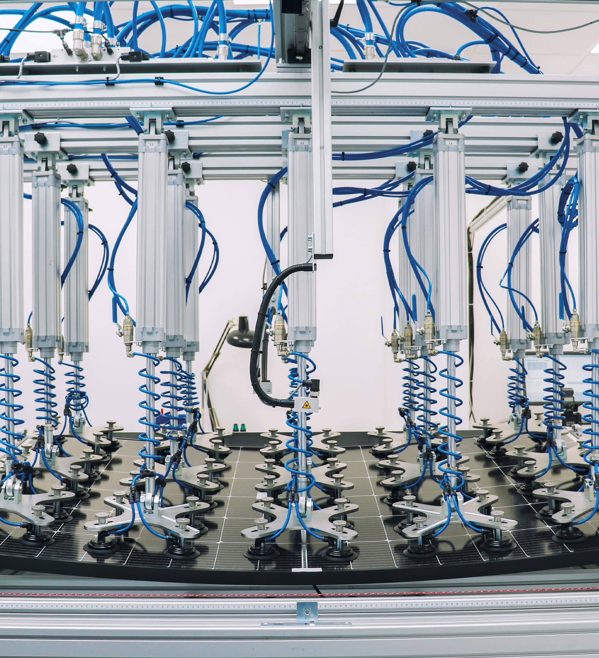 Industrielle Prüfanlage mit mehreren pneumatischen Belastungsarmen