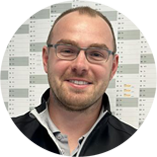 Mitarbeiter vor einer Planungs- oder Terminwand